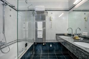 蒙特勒Grand Hotel Suisse Majestic, Autograph Collection的浴室设有2个水槽和2面镜子