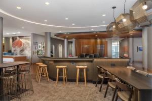 查塔努加查塔努加金马港斯普林希尔市中心万豪套房酒店的餐厅设有酒吧,配有凳子和桌子