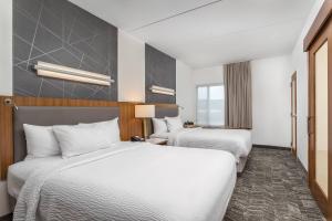查塔努加查塔努加金马港斯普林希尔市中心万豪套房酒店的配有白色床单的酒店客房内的两张床