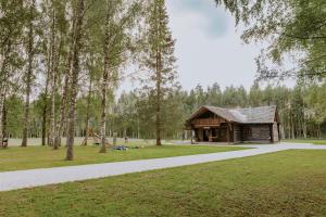 KaugurmuizaHoliday home Migliņas的公园内的小木屋,有小径