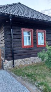 赫拉布斯DREVENICA的小木屋的一侧设有2扇窗户