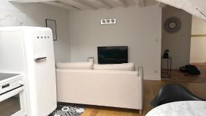 昂热Maison Bossoreil - appartement Aubance的客厅配有白色沙发和电视