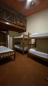 Hostal Casa Bonita Ometepe客房内的一张或多张双层床