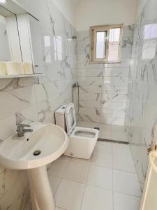 斯比勒Kleida Beach Vacation Rentals的白色的浴室设有水槽和卫生间。