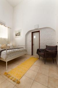 特拉维夫הסמטה של יפו的一间卧室配有床和黄色地毯