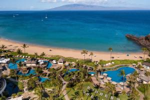 拉海纳毛伊岛喜来登Spa度假酒店的享有度假胜地和海滩的空中景致