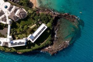 拉海纳毛伊岛喜来登Spa度假酒店的海洋小岛的空中景观