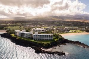 拉海纳毛伊岛喜来登Spa度假酒店的海洋上一个岛屿上的一个度假胜地的空中景观