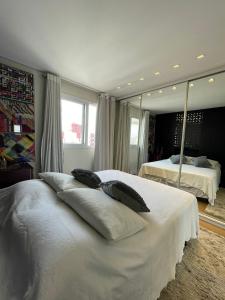 坎皮纳斯Studio Deluxe - Dot 173的卧室配有一张带镜子的大型白色床