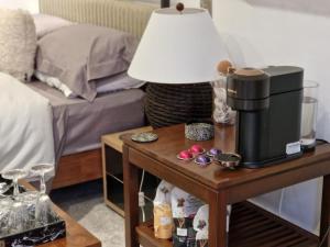 哈特伯瑞Hillvine的一间卧室配有一张床,餐桌上配有咖啡壶