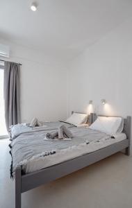 DhragoulásSaint Barbara luxury home的白色客房的一张床位,配有床罩