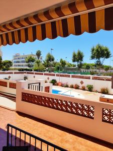 埃尔波提尔Vivienda Turística Playa El Portil的从大楼的阳台上可欣赏到游泳池的景色