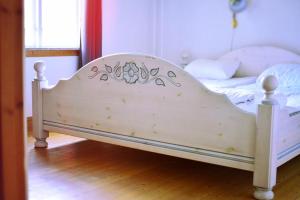 尤城Piece of Hjo Vandrarhem的铺有木地板的客房内的一张白色床