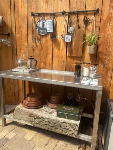 罗斯奈格尔Secluded Lakeside Off Grid Cabin with Outdoor Bath的墙上一张桌子,上面有盘子和餐具