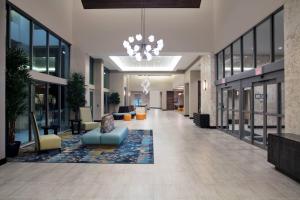奥兰多SpringHill Suites by Marriott Orlando Theme Parks/Lake Buena Vista的大楼里一个空的大厅,有一个吊灯