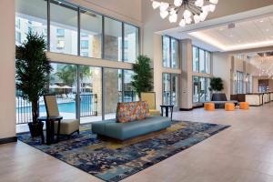 奥兰多SpringHill Suites by Marriott Orlando Theme Parks/Lake Buena Vista的大楼内一个带沙发和椅子的大堂