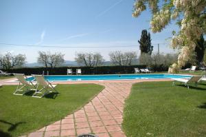 阿夸维瓦拉卡萨德雷昆尔齐酒店的庭院内一个带两把草坪椅的游泳池