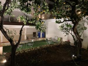 佩斯基奇B&B Di Fiore的一间拥有两棵树和一张桌子及椅子的房间