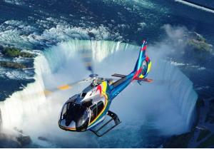 尼亚加拉瀑布Luxury 2BDR Suite Mins To Falls的直升飞机在瀑布前飞行
