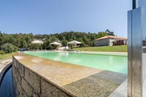 维埃拉·多米尼奥Quinta das Carvoeiras的从车窗可欣赏到游泳池的景色