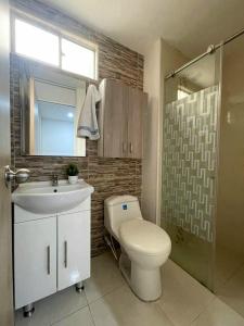 内瓦CB Somos AT HOME Apto cómodo e impecable con Aire Acondicionado的浴室配有卫生间、盥洗盆和淋浴。