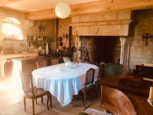 Manoir de Pimelles-Bourgogne-Chablis-2h15 Paris的厨房配有带白色桌布的桌子
