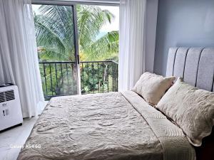 圣伊西德罗Hostel Vistas del Sol-Casa Victoria的一间卧室设有一张床和一个大窗户