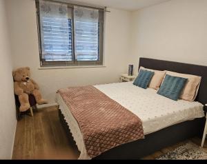 沙泰勒圣但尼la perle des paccots的一间卧室,配有一张带泰迪熊的床