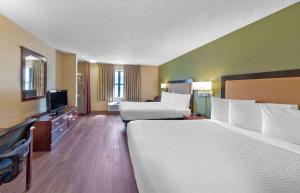 格林斯伯勒格林斯博罗温多弗大道大树路美国长住酒店的酒店客房设有两张床和一台平面电视。