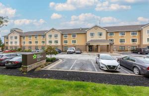 奥兰治Extended Stay America Suites - Cleveland - Beachwood - Orange Place - South的停车场内停放汽车的大型建筑