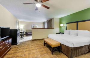 拉伯克美国长住酒店 - 拉伯克 - 西南的一间卧室配有一张大床和一台平面电视