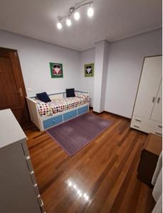 拉马莱斯德拉维克托里亚Casa bella alma的铺有木地板的客房内设有一间卧室和一张床。