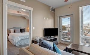 盐湖城Luxury Condo in the Library Square District的一间卧室配有一张床和一台电视。