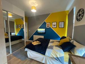 南安普敦The Oxford Avenue的卧室拥有蓝色和黄色的墙壁