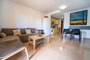 科拉雷侯Oasis Fuerteventura的带沙发和桌子的客厅以及厨房。