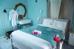 格罗斯岛Mountain View Apartments的一间蓝色卧室,配有一张床和镜子