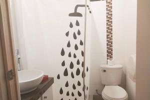 利马LOVENEST的浴室配有白色卫生间和盥洗盆。
