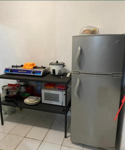 蓬塔雷纳斯Casa Valeria的厨房配有冰箱和微波炉。