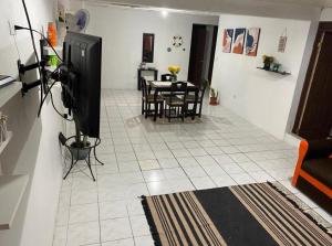 蓬塔雷纳斯Casa Valeria的客厅配有电视和桌椅