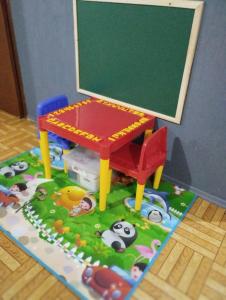 格拉玛多Gramado Família的玩具桌子和地板上的粉笔板