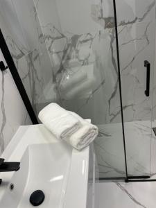 华沙AirPort Apartment的浴室设有水槽上的白色毛巾