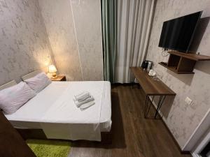 库塔伊西Hotel Goldenera的小房间设有床和电视
