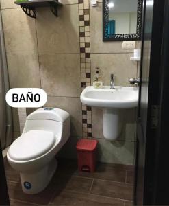 奥隆Estancias De Olon的一间带卫生间和水槽的浴室