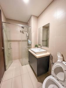 马西[Starry x CREAM] Sea View Apartment 10-12pax *FREE Netflix的一间带水槽、淋浴和卫生间的浴室