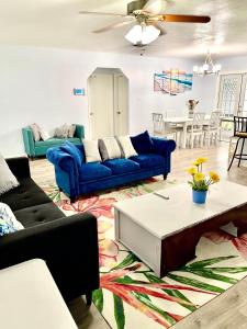 泰特斯维尔A Cozy Space Coast Retreat的客厅配有蓝色的沙发和桌子