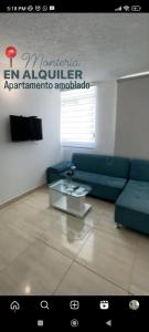 蒙特里亚Apto Conjunto Residencial Lima的客厅配有蓝色的沙发和桌子