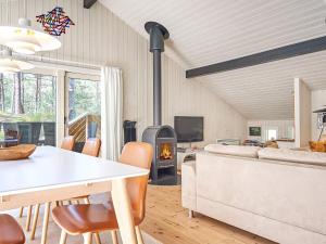维斯特索马肯Holiday home Nexø X的客厅配有桌子和壁炉
