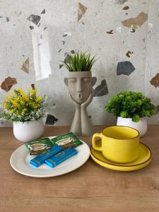 乌拉尔斯克Terracotta & Rooms комфортная студия для отдыха的餐桌,餐桌上放着一盘食物,一杯鲜花