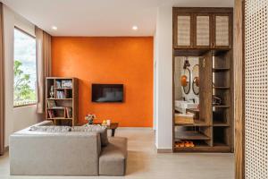 胡志良Miền Sương Khói - Home & Café的客厅拥有橙色的墙