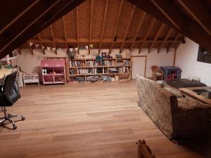 埃尔卡拉法特Casa Glaciar Patagonia的大型客房,铺有木地板,设有书架